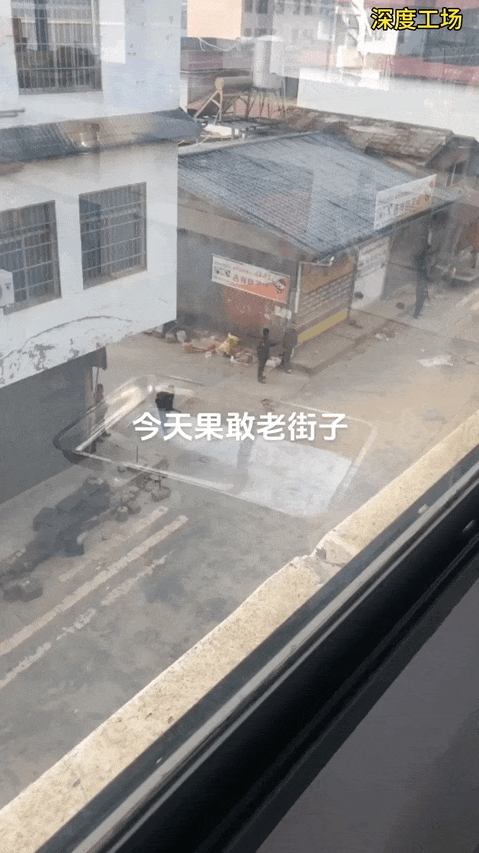 什么叫狭路相逢勇者胜？这就是！白家民兵、魏家亲兵、缅甸军队分散在老街街头，要和果