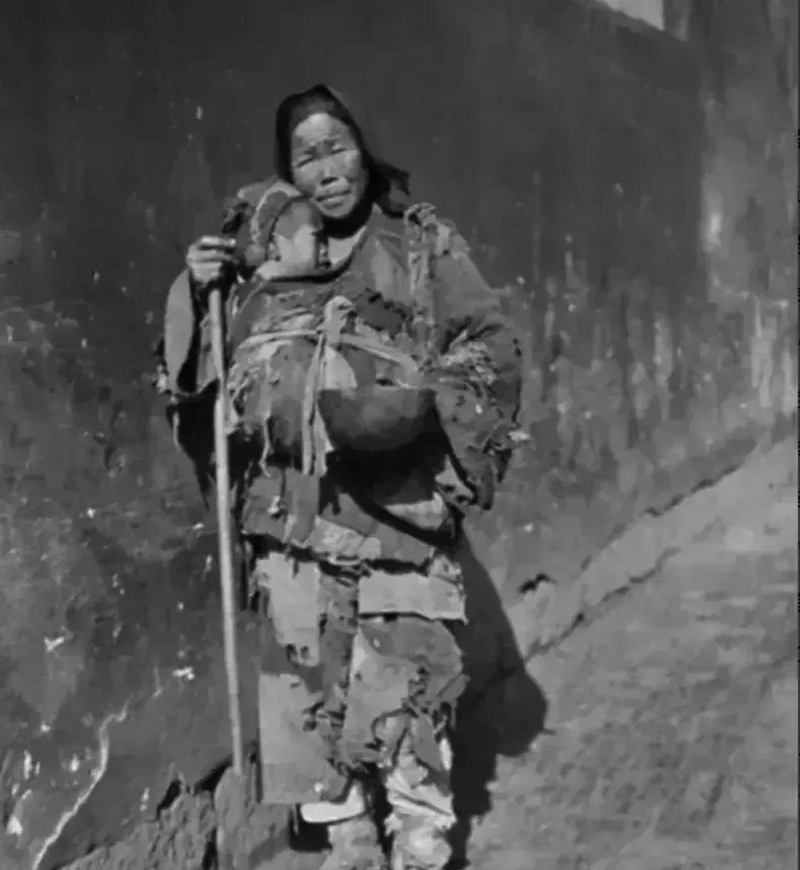 1949年，一名女乞丐求见县委书记，却被门口卫兵拦住，这时，女乞丐拿出了一个破包