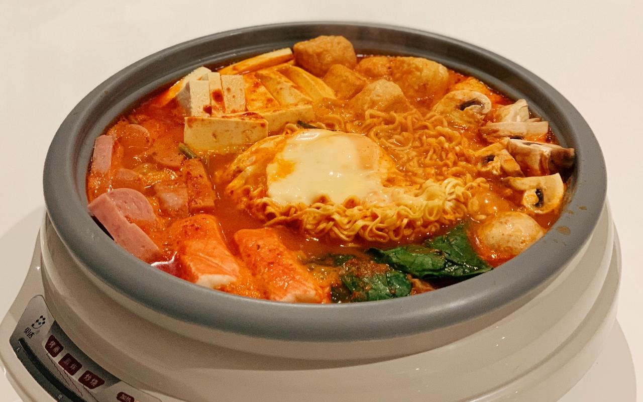 部队锅成为韩国国民美食，关键不在“杂烩”本身，而在于它把朝鲜半岛近现代的三段饮食