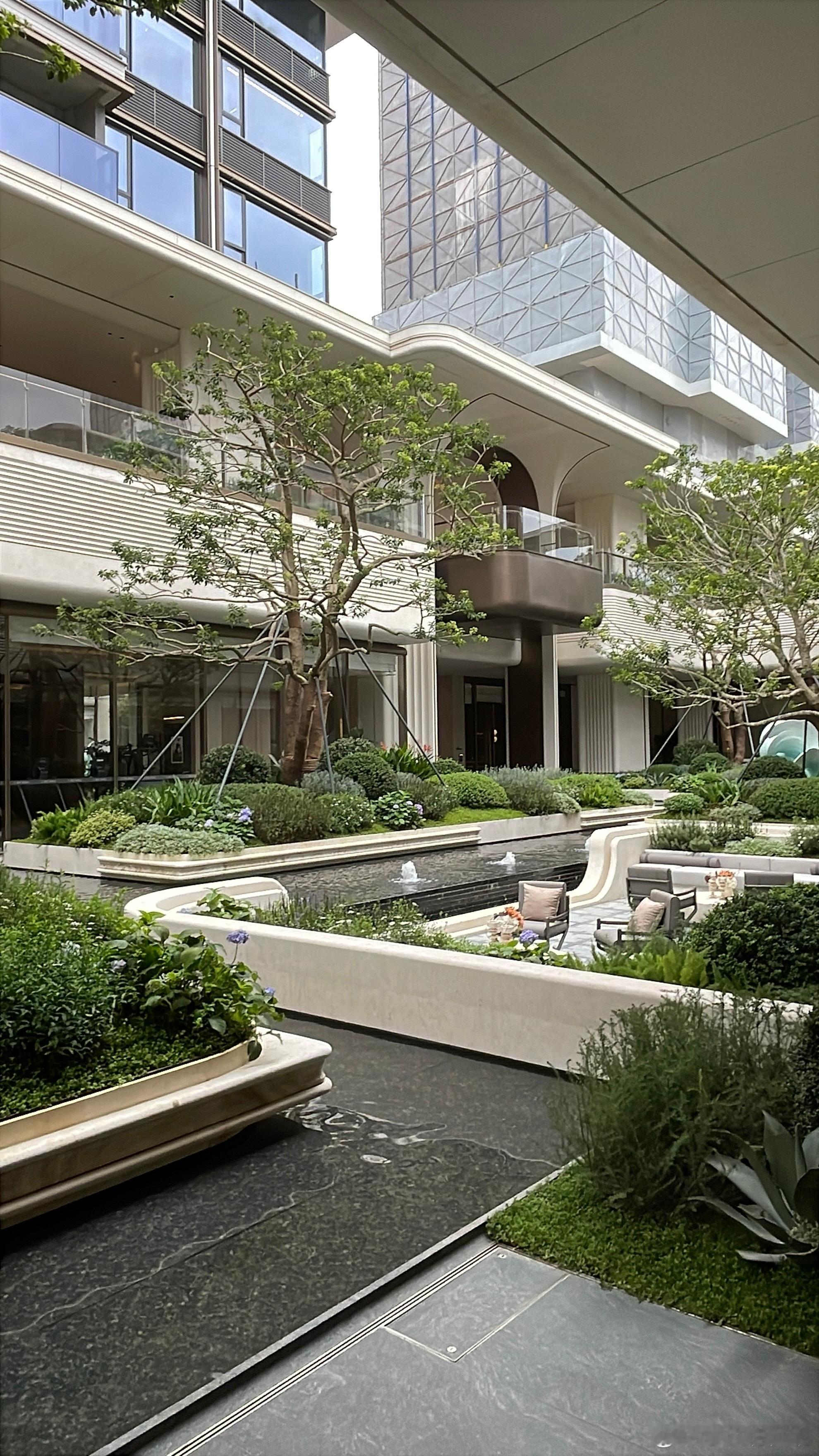资本市场是最敏感的，对预期管理执行得最彻底，这也是为什么香港楼市会先涨的原因因为