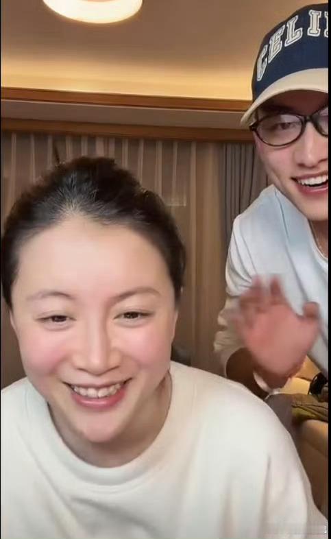 李嘉格男友耳朵都红了哈哈哈哈哈哈哈哈哈哈年下好年下妙啊！李嘉格看着都有活力了不少