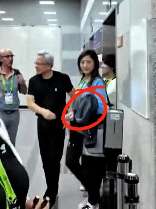 最近黄仁勋访华行程刷屏全网，不光大佬本人备受关注，他身边这位女助理也悄悄火出圈了