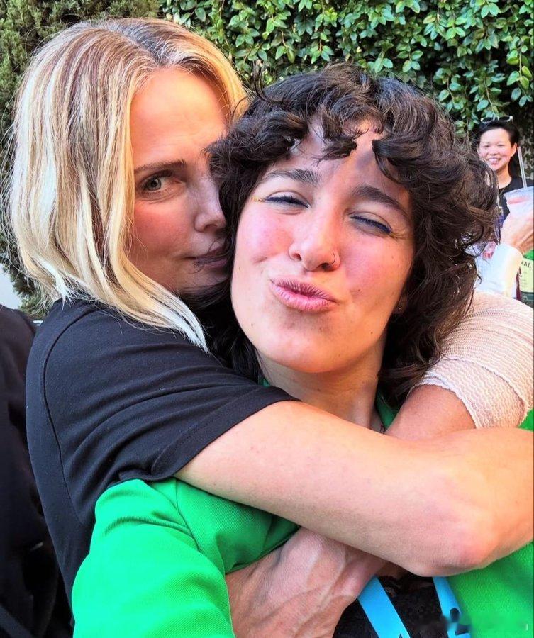 多情沙栗子，charlize theron查理兹塞隆和自家舞蹈室的导师们左拥右抱