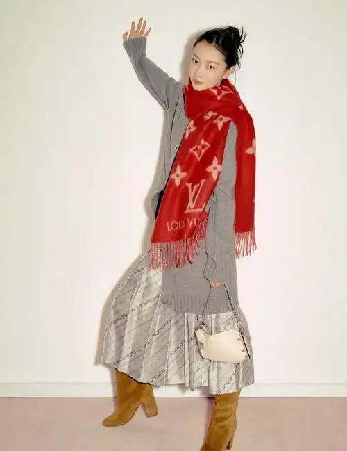 周冬雨私下穿搭土里土气

瓜田寒姐锐评周冬雨私下穿搭，咱就是说，艺人私下舒服自在