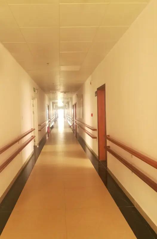 年老了我会考虑入住养老院。年轻时觉得养儿能防老，可真老了就明白，儿女有自己的生活