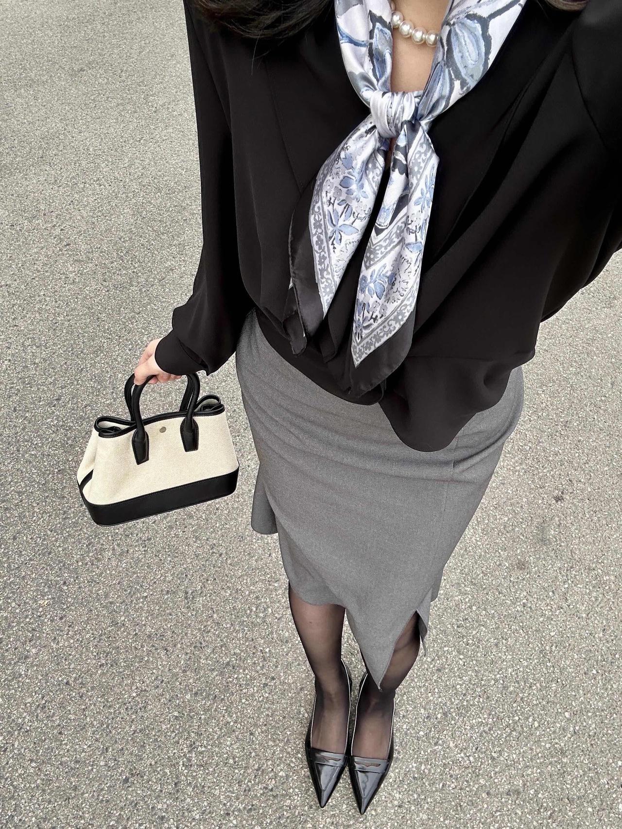 一周穿搭推荐，温柔与干练并存，哪一套你更喜欢呢？

周一｜利落通勤开局

黑色垂