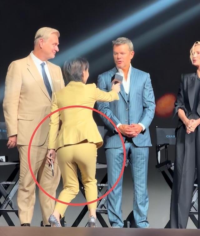 网络的戾气VS陈璇的反击！

一张裁切出来的俯身递麦截图，短短几天搅动全网舆论。