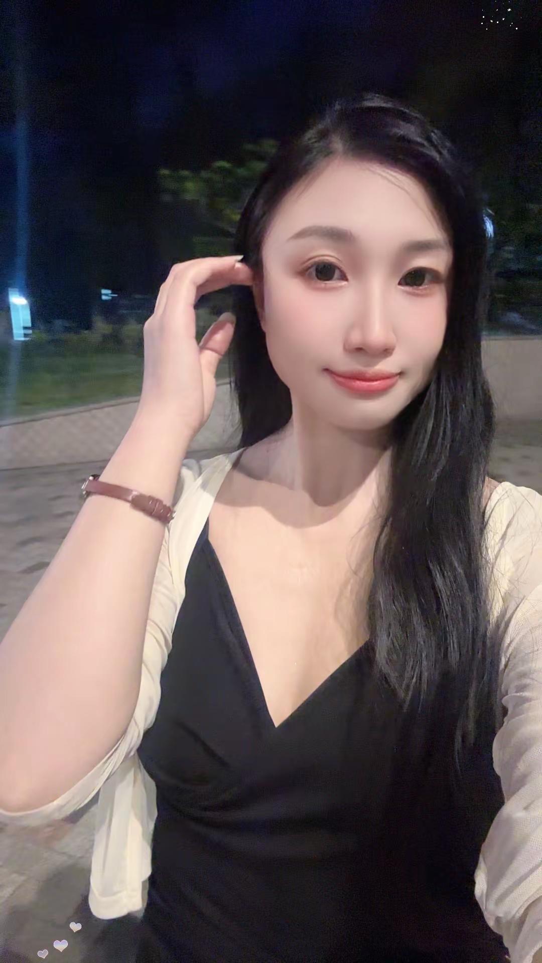最近向佐的专访火了，共情到了一句话“有钱只能不辛苦，有爱才能好好活”。一定要去接