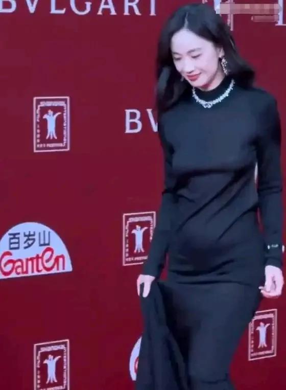 对女明星来说
选对服装的重要性由此可以看出来了
看看李梦就知道了
第一件服装穿在