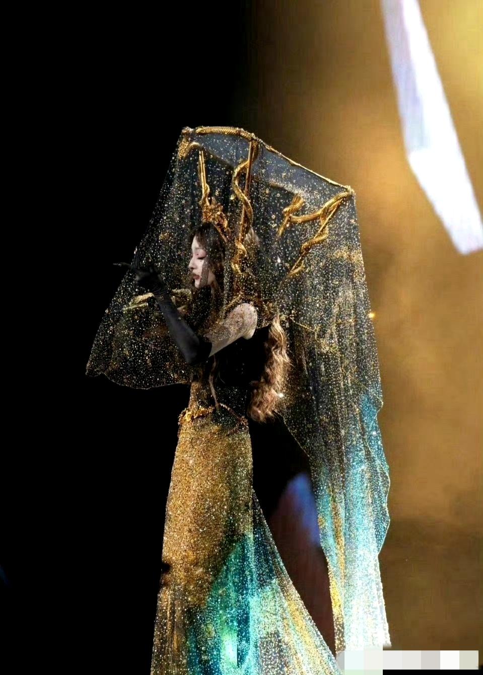 张韶涵这造型，比模特好看一百倍！造型师加鸡腿
 
张韶涵的造型团队太懂她了！这套