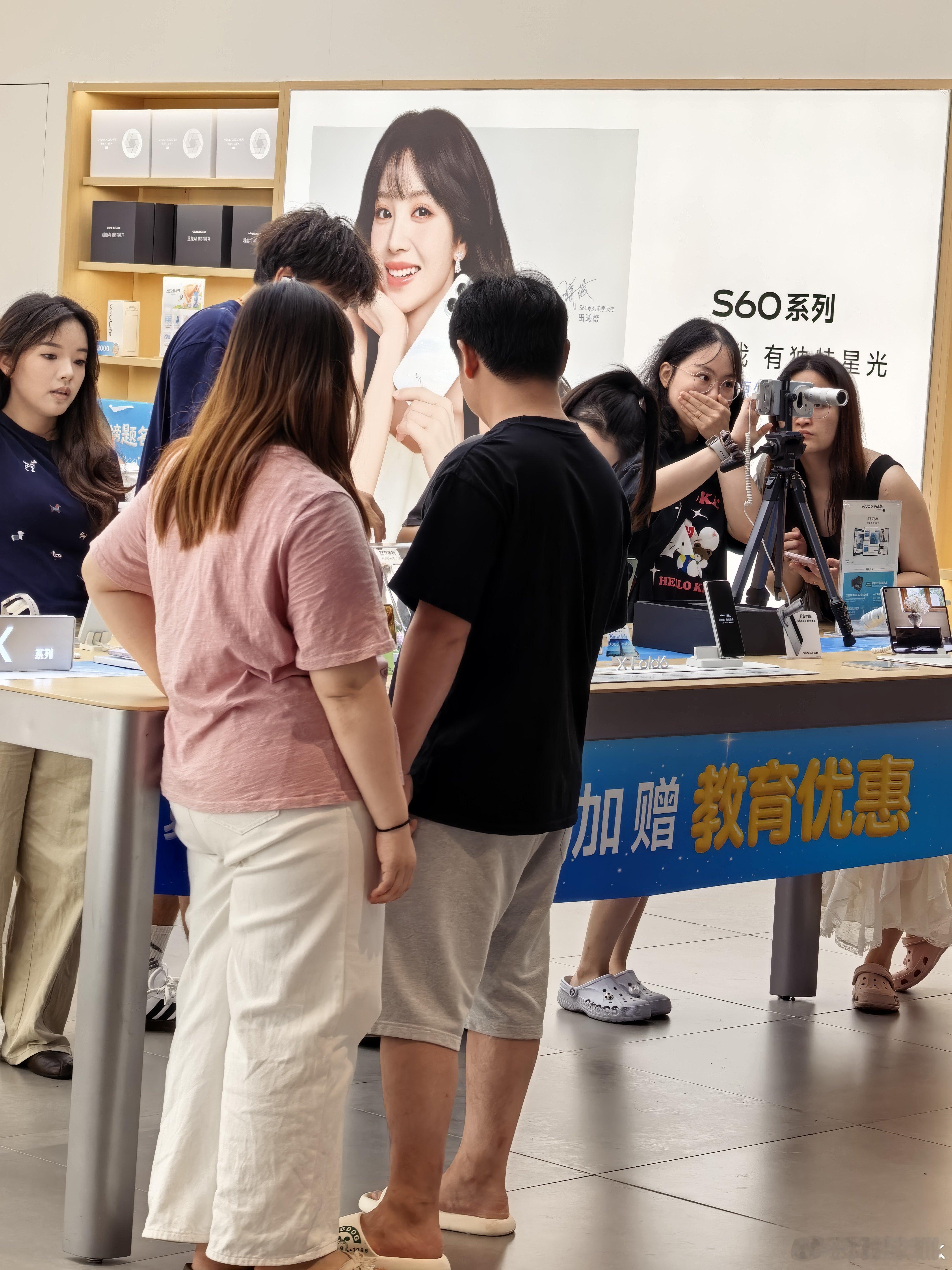 蓝厂的增距镜这块做得确实可以！在演唱会，赛事这块的投入也是比较多，线下用户也能到