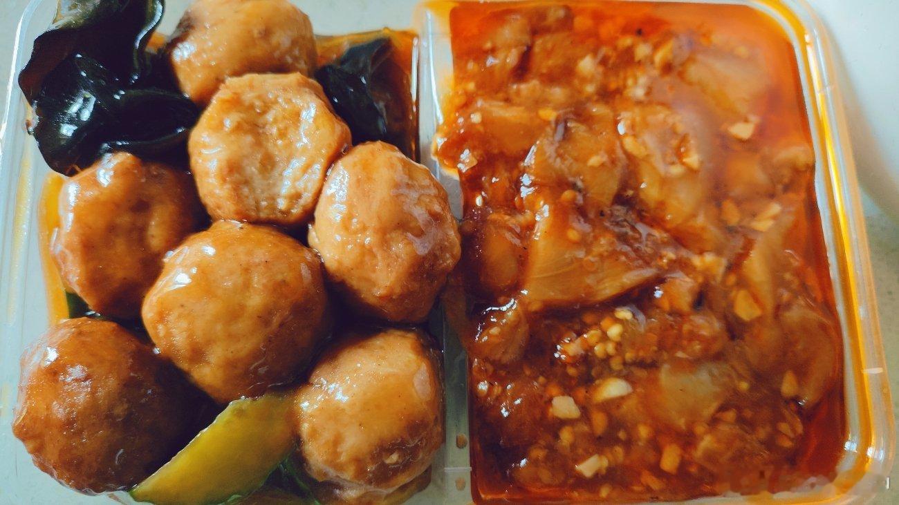 午餐时间买了两个菜就着大米饭，好香啊丸子是第一次点，味道还不错可以列入常买名单了