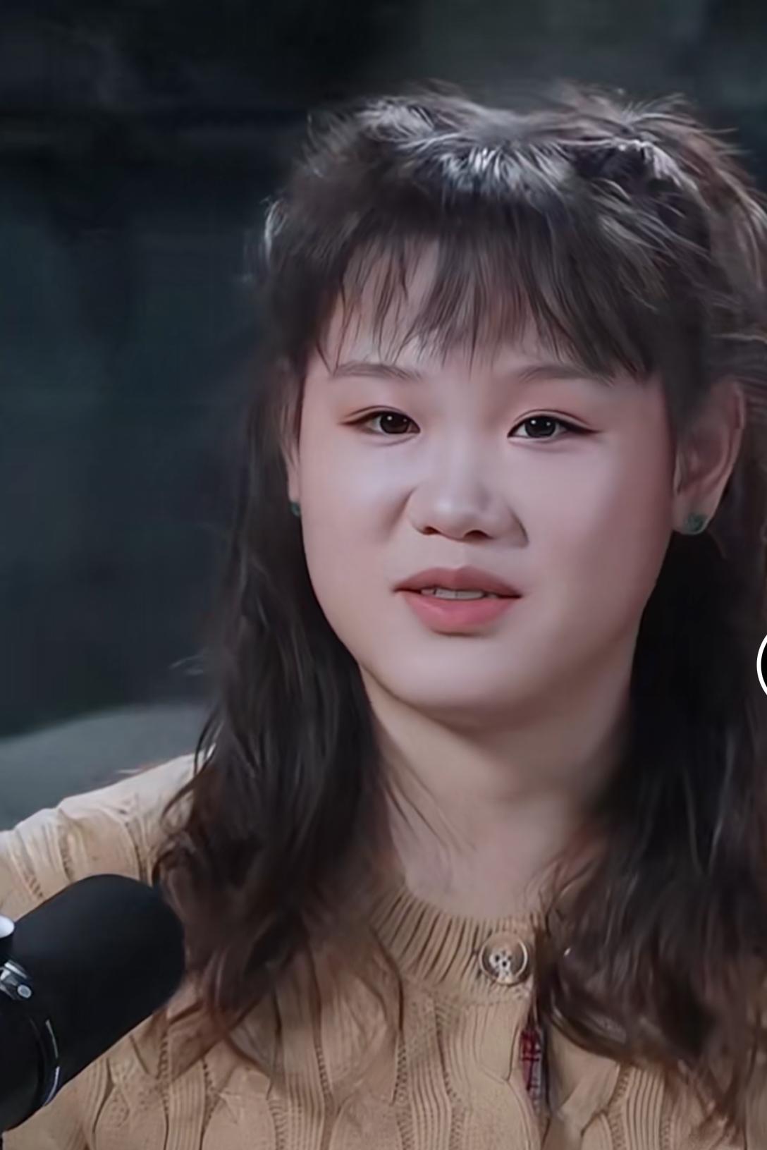 当年的“小金豆”张家齐长大了！

她已褪去了稚嫩，出落成一个大姑娘了，长长的卷发