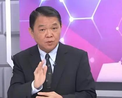 最近台湾退役海军上校黄征辉在政论节目里的一番糙话，直接在网上炸锅了。他当着镜头直