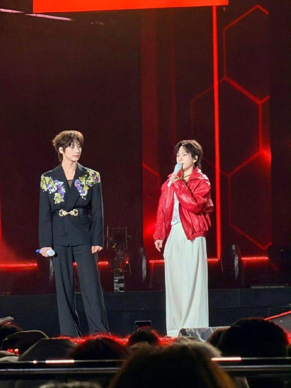 周震南颜安太稳了 《华夏》舞台再次证明周震南颜安的绝对实力！跳完高难度舞蹈直接接