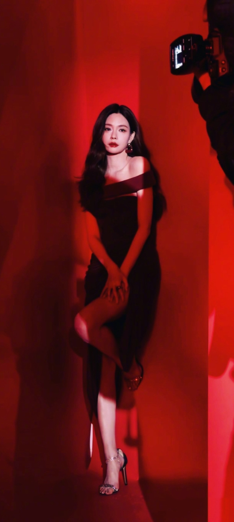 沈梦辰好漂亮 玫瑰红裙穿搭全屏壁纸，浓颜妆容冷酷迷人。沈梦辰