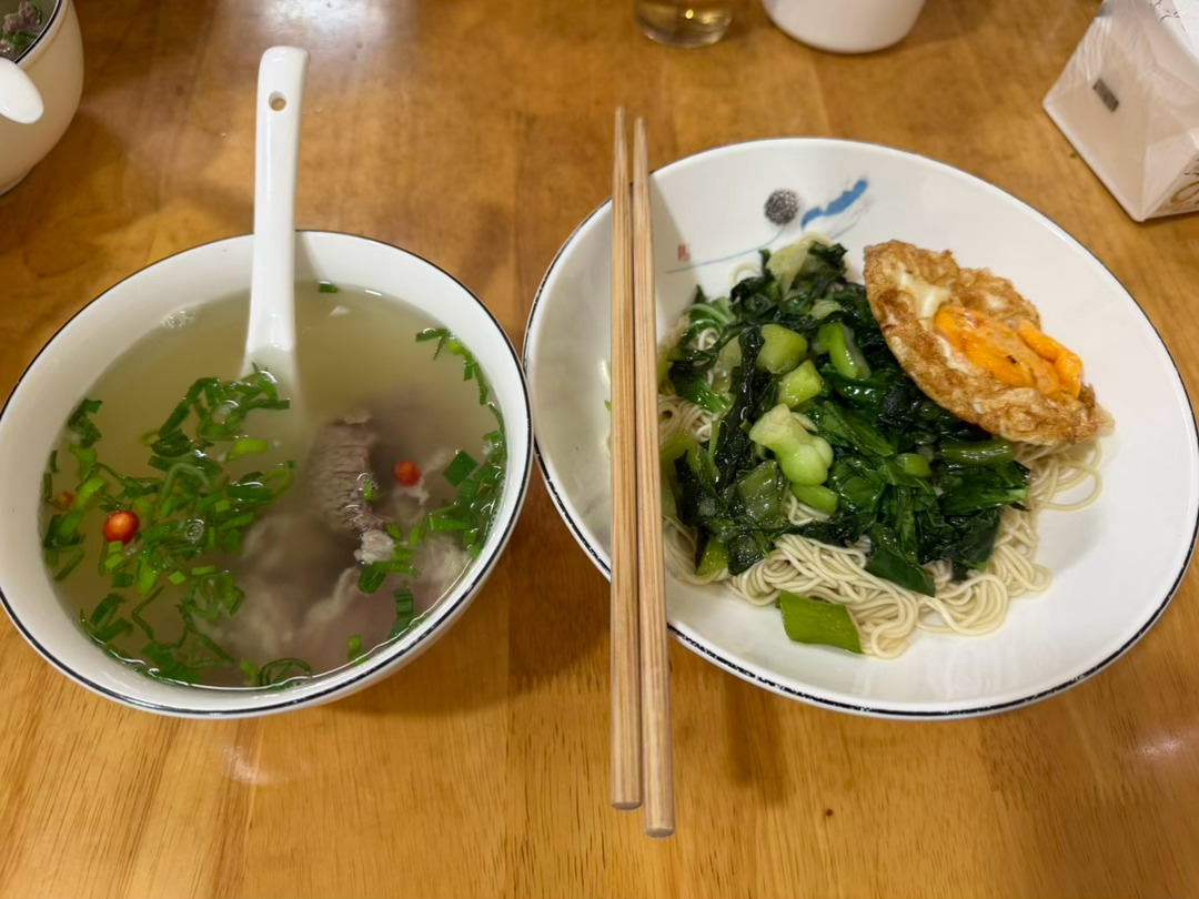 南浔的面是真的很好吃，这碗面是我每个礼拜必吃的，店名叫汤司令，他家的羊肉面巨鲜，