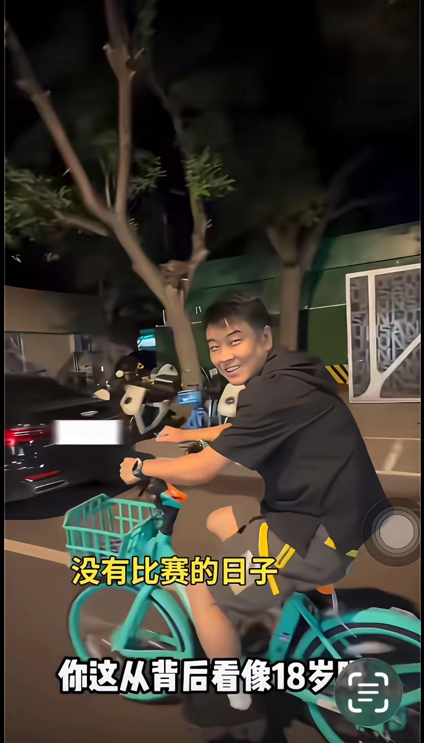 王皓好无辜啊！
没有比赛的今天，王皓和妻子骑着车子在北京秀恩爱，秀美食，王皓的开