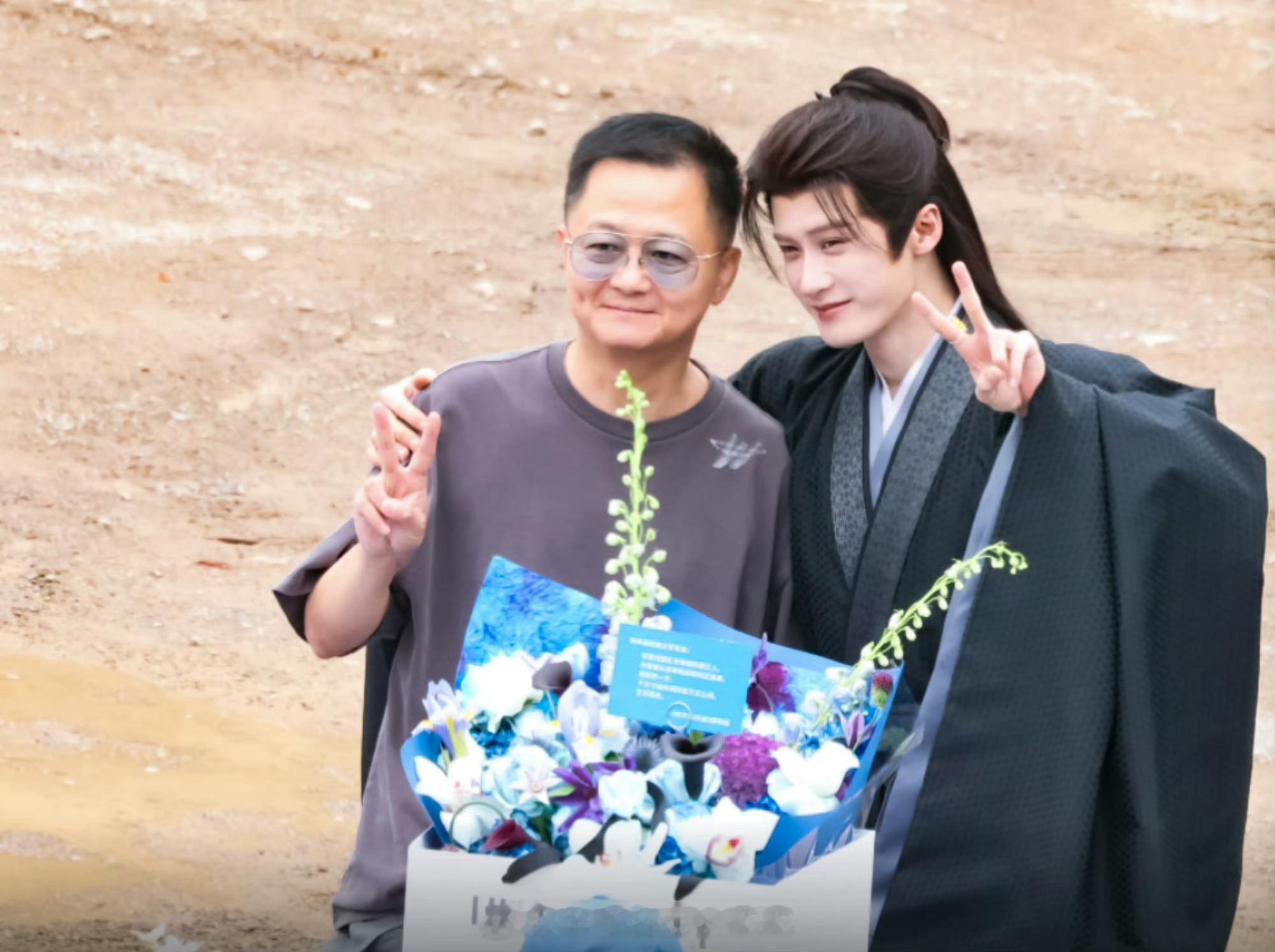 笑得好开心～檀健次给何不同舟渡导演庆生檀健次何不同舟渡给导演庆生合照