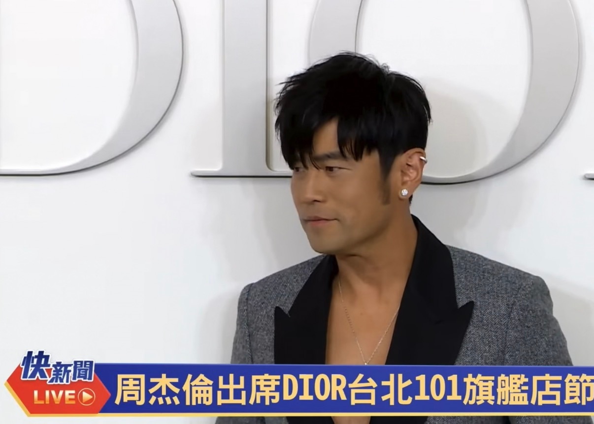 周杰伦刚刚说新专辑要等到明年三四月视频稍后出 