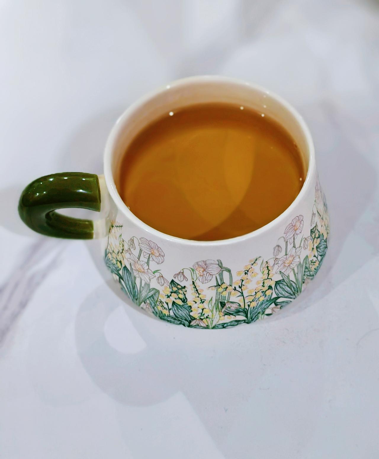 茶泡开了，

日子就跟着缓了。

煮水烹茶，

从来不是为了解渴，

是为了解心