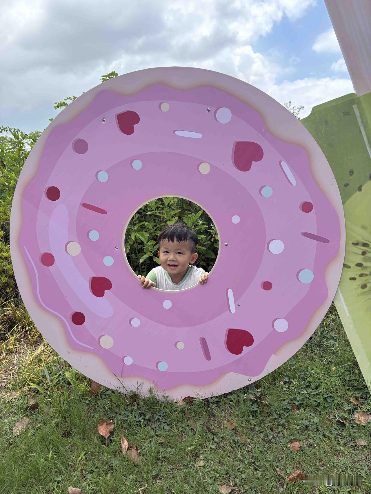 这个时代
年轻人真应该向老年人学习
上周去上海坐地铁
都是老年人给孩子让的坐
顿