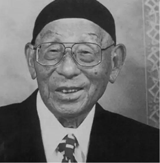 2001年，101岁的张学良在美国病逝，儿子听从他的意愿，把全部财产捐给了美国哥