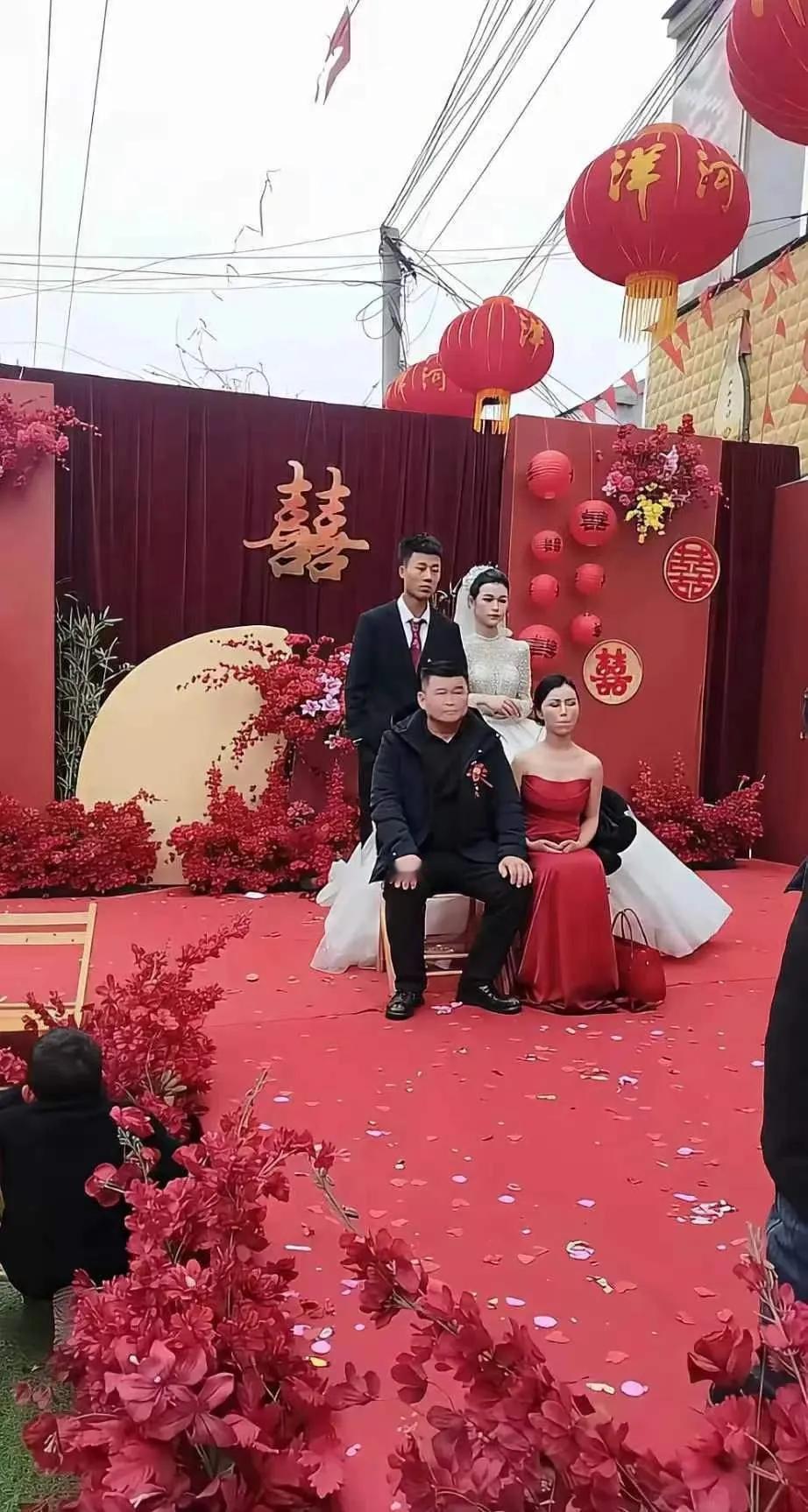 喜婆婆真能出风头呀！
这婆媳关系从新婚第一天就较上劲了！