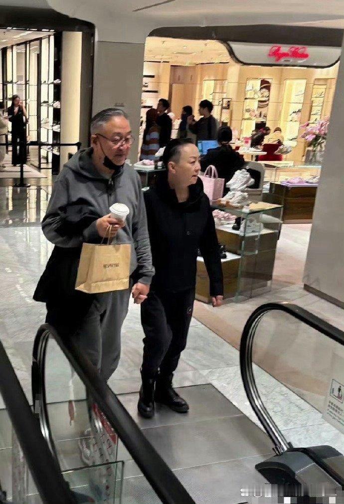 宋丹丹与富豪老公逛街被偶遇！据悉，她先生实力雄厚，北京不少排得上号的豪宅都由他开