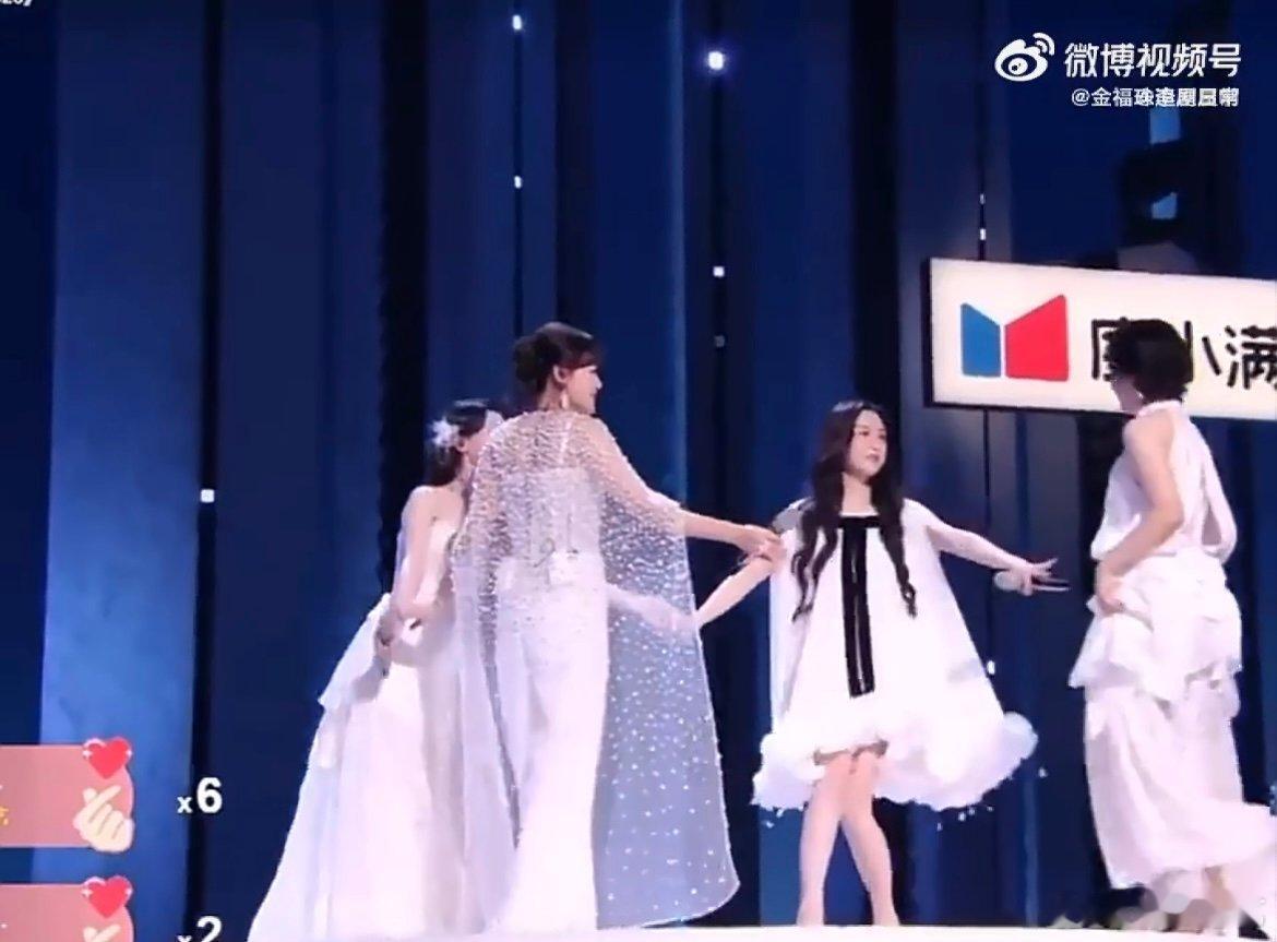 城北的花故事感像春风轻轻拂过，歌声舒缓治愈，舞台画面唯美又文艺，氛围感直接刻进骨