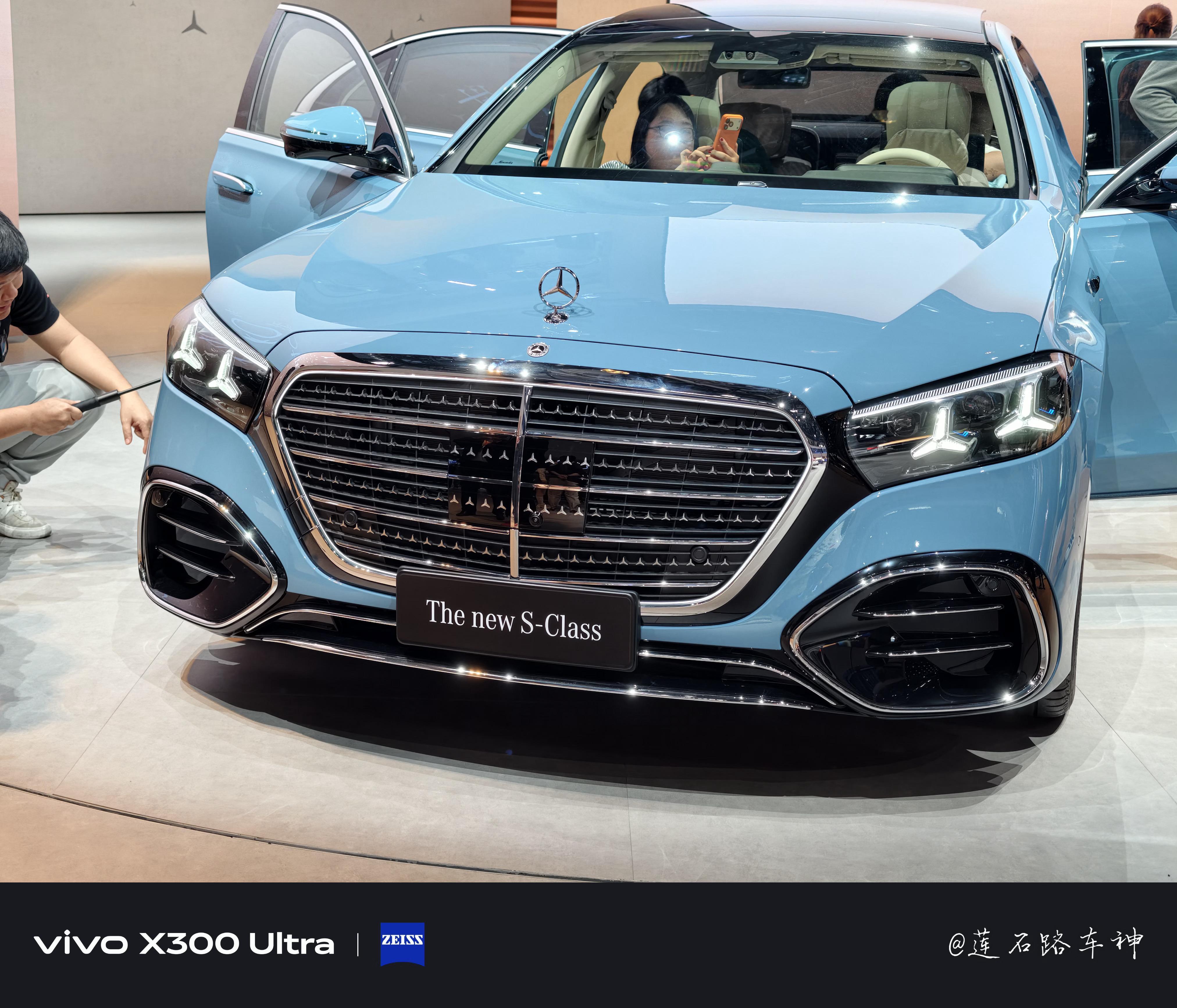 有一说一，奔驰这个新鼻子头儿看真车真的没有丑到不行，可能是官方素材拍的不行。 2