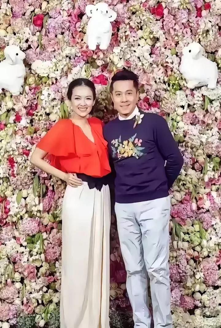 一首歌就敢叫歌唱家，他真没资格跟章子怡合影！蔡国庆也就一首《三百六十五个祝福》能