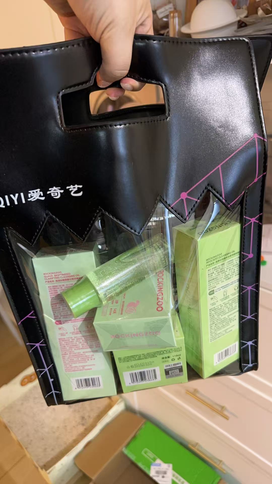 看到这张图提醒我了，我要给爱奇艺的小伙伴们都送一些摇滚动物园！！！邓为摇滚动物园