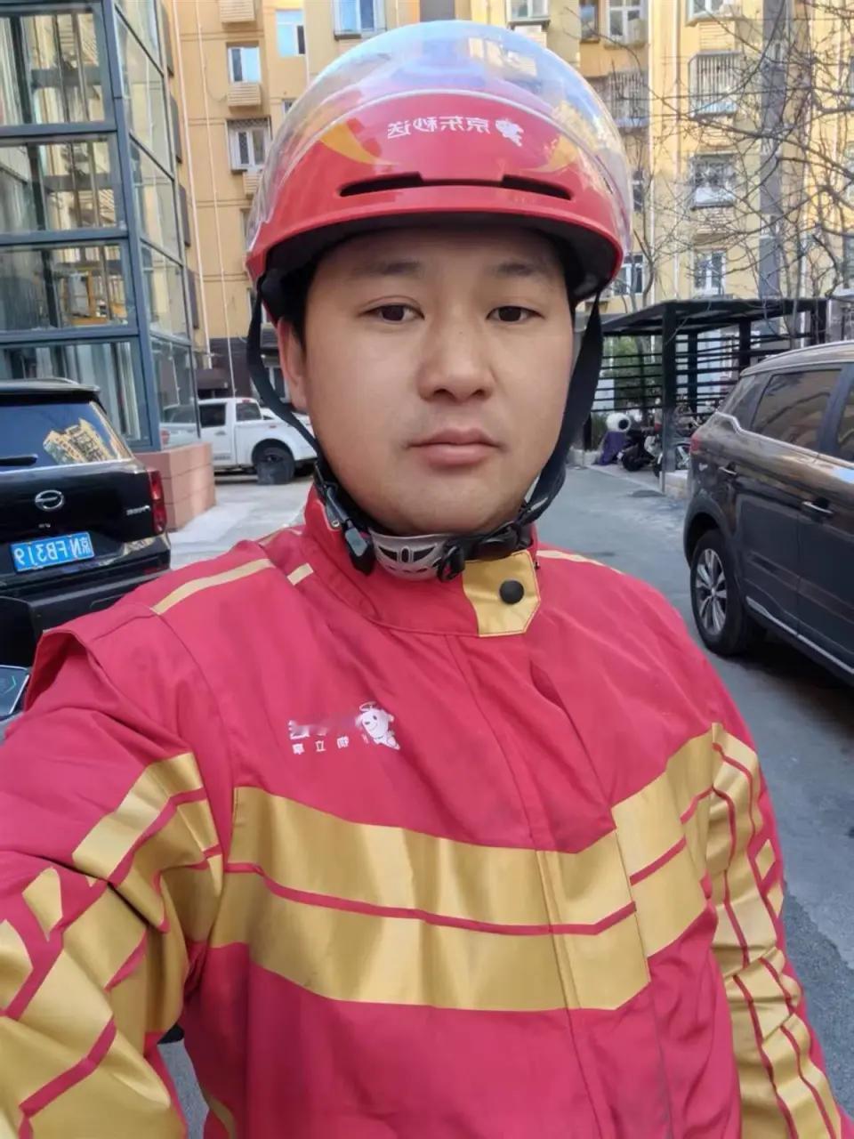 别催单，你的外卖小哥正在救人！北京一白发老人挂在三楼窗外，京东小哥徒手爬楼搭救，