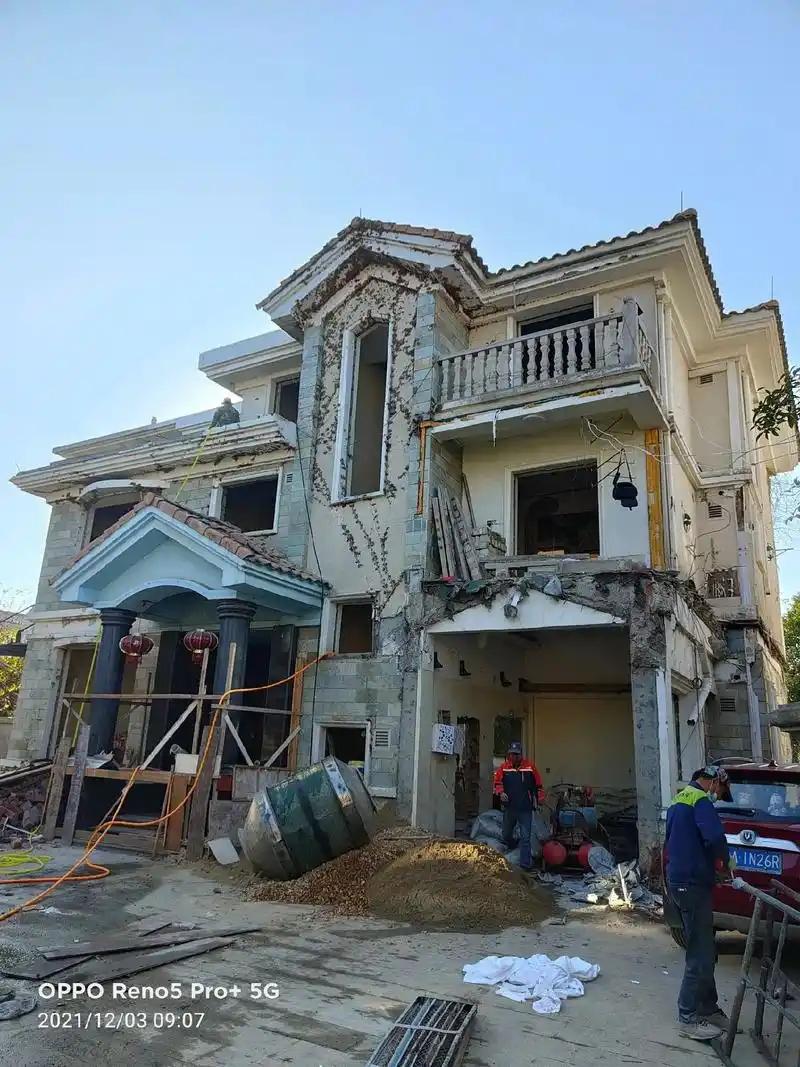 为什么国外只有中产才住郊区别墅，有钱人都住市中心的高层，而中国却反了过来？

一
