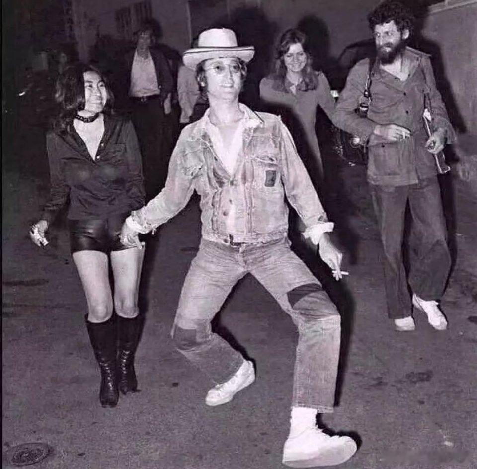 经典老照片。1971年，约翰·列侬在戛纳电影节上进行了一次时髦的散步。R.克朗姆