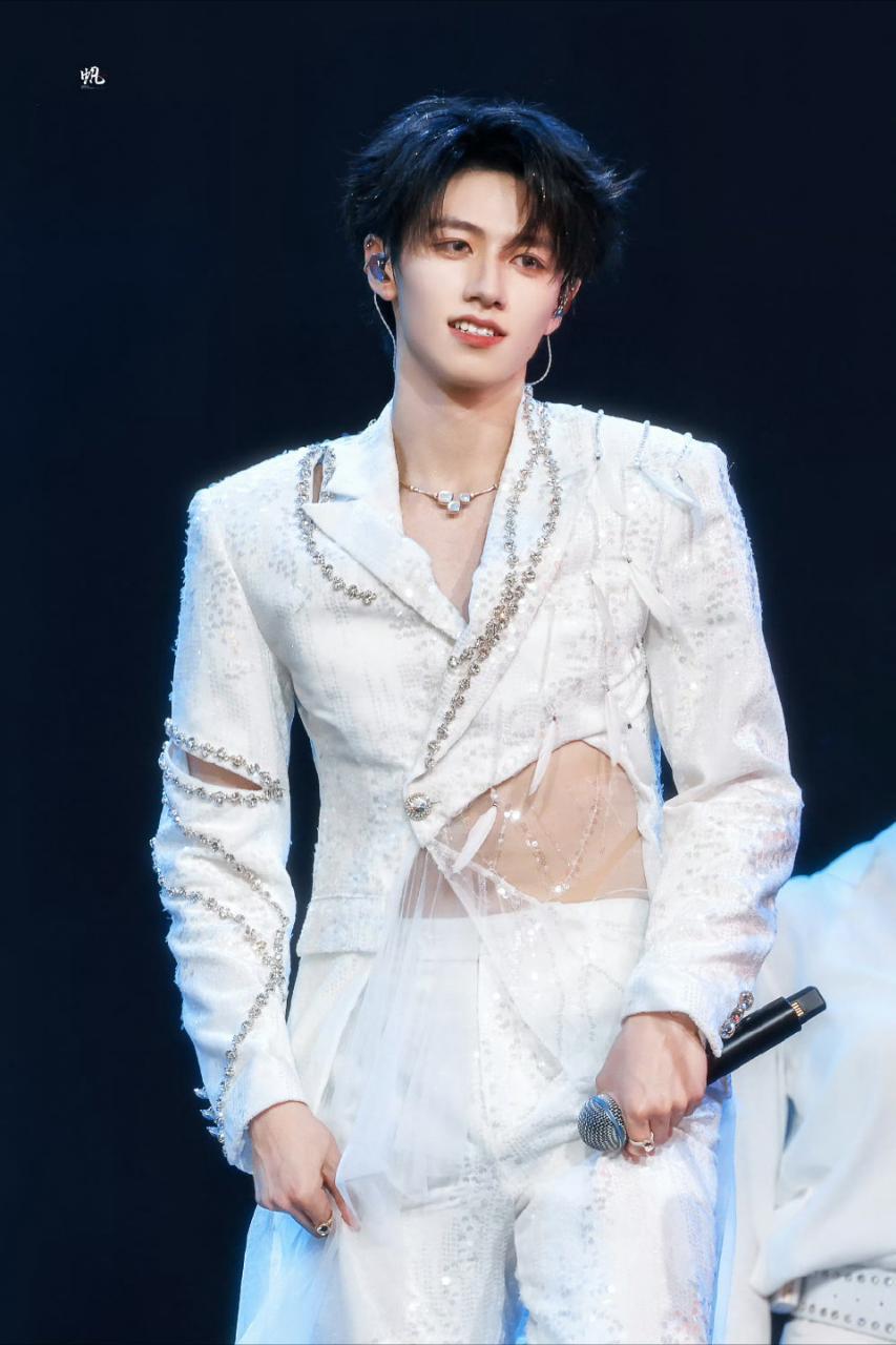 内娱第一个明着拒绝时尚资源的公司嘛耶，看完粉丝发的维权，好惨一个朱志鑫，感觉公司