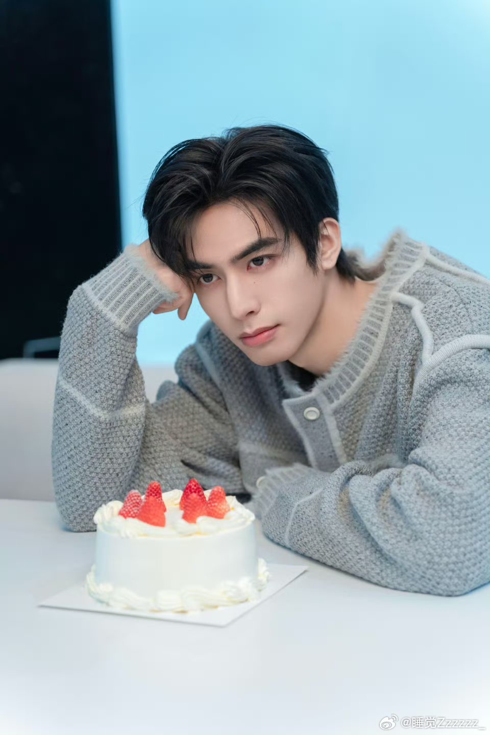 花少8在约宋威龙张凌赫宋威龙浓颜系长相英气十足，轮廓立体硬朗，少年感与成熟感兼具