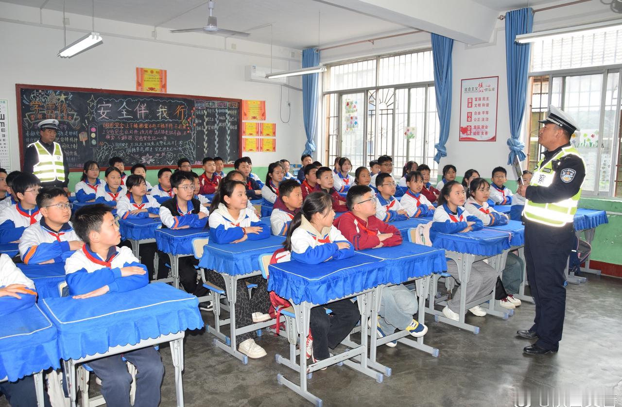 【警暖校园 护苗同行——乾县公安交警走进高庙小学开展交通安全进校园活动】
   