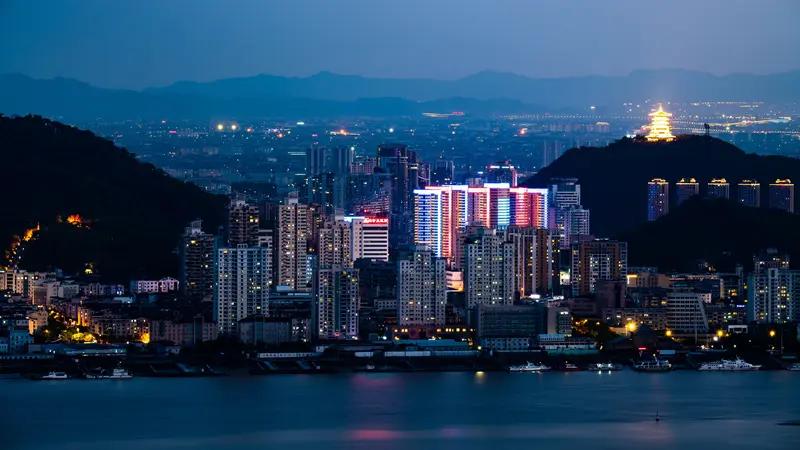 到台州吃海鲜该去哪个县市区呢？
首先，临海实际上并不靠海，从本质上讲，临海人不太