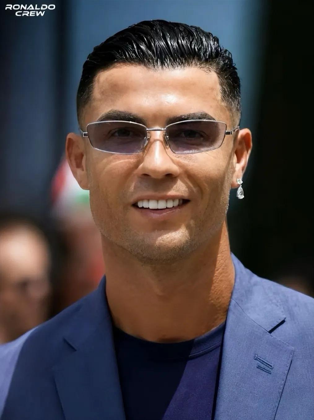 C罗人气为何远超其他球员 荣誉满身铸就足坛传奇，自律拼搏书写逆袭人生。超强赛场统