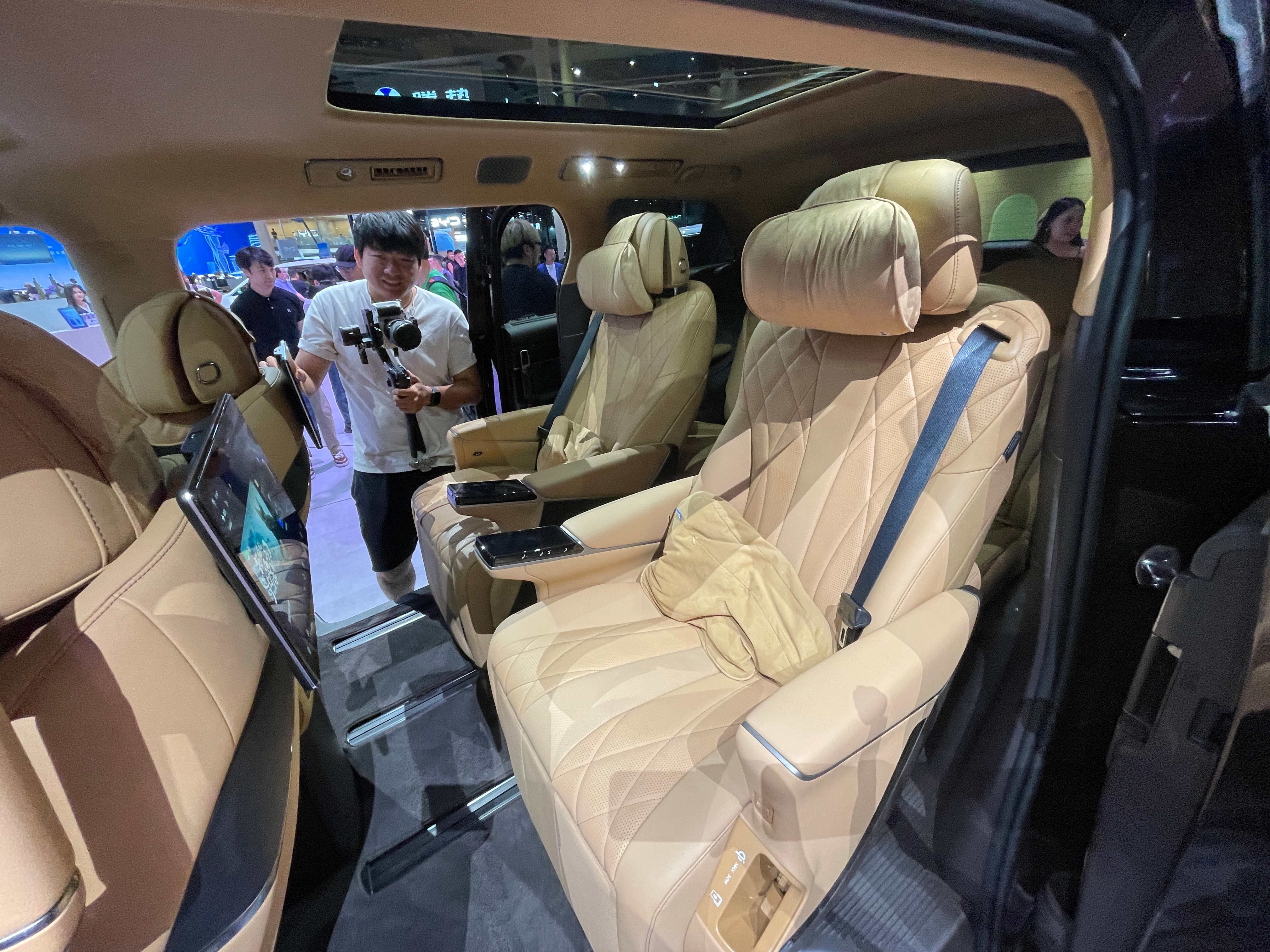 2025成都车展 国产豪华品牌MPV王者腾势D9新车型正式上市，推出至尊版与尊航