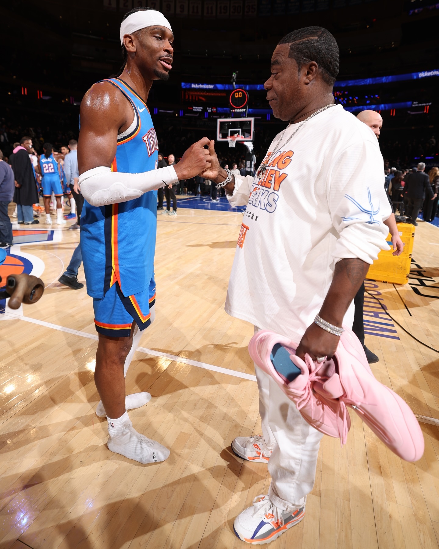 SGA今日上脚Converse SHAI 001 “Pink”。他在本场比赛中砍