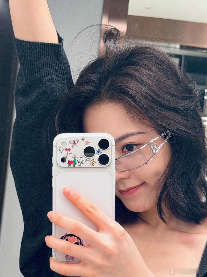 赵今麦整了个时兴的发型赵今麦短发帅成啥了 赵今麦的春日限定短发自拍来啦！蓬松及肩