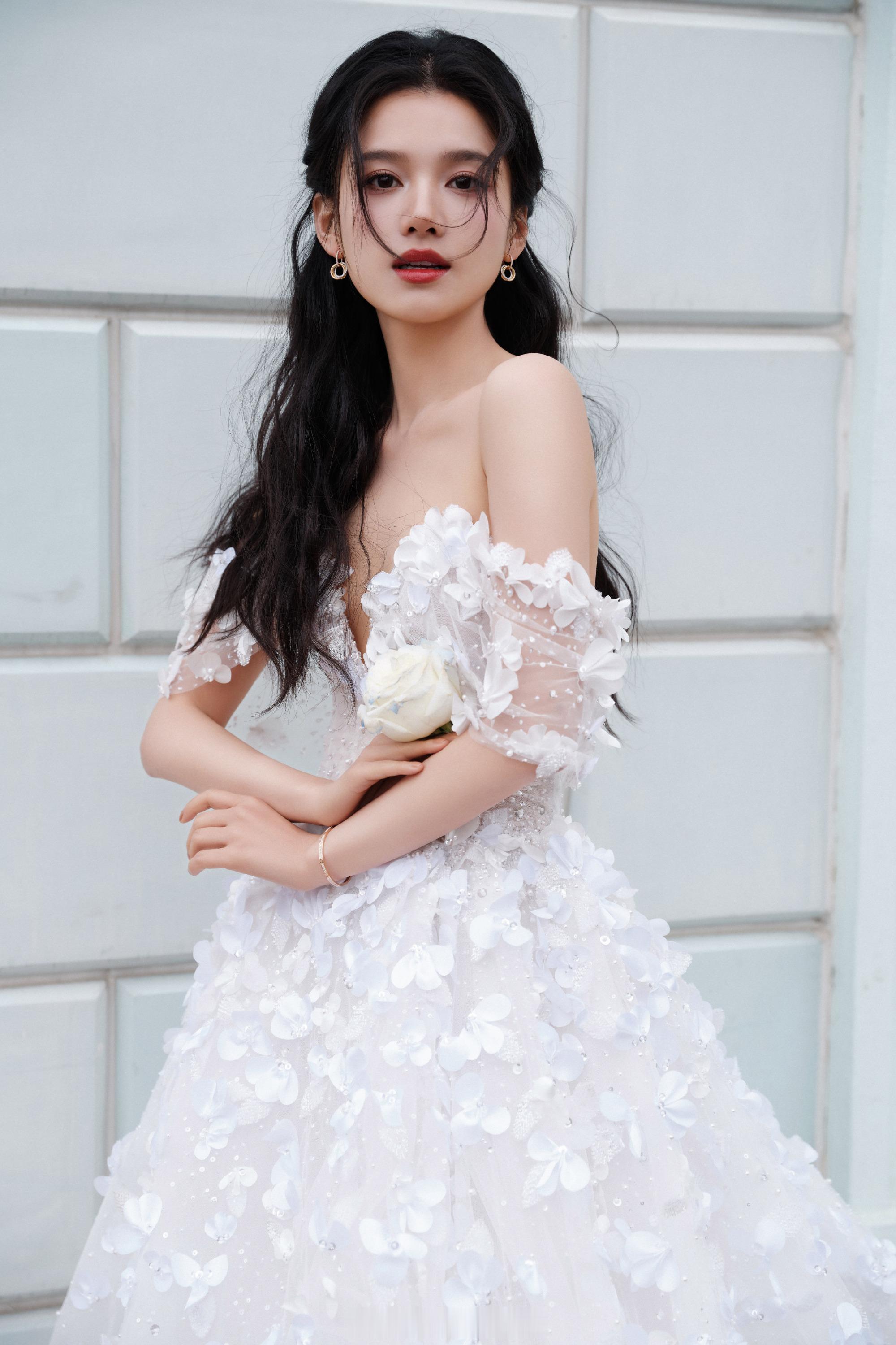 张婧仪白色长裙优雅迷人 
