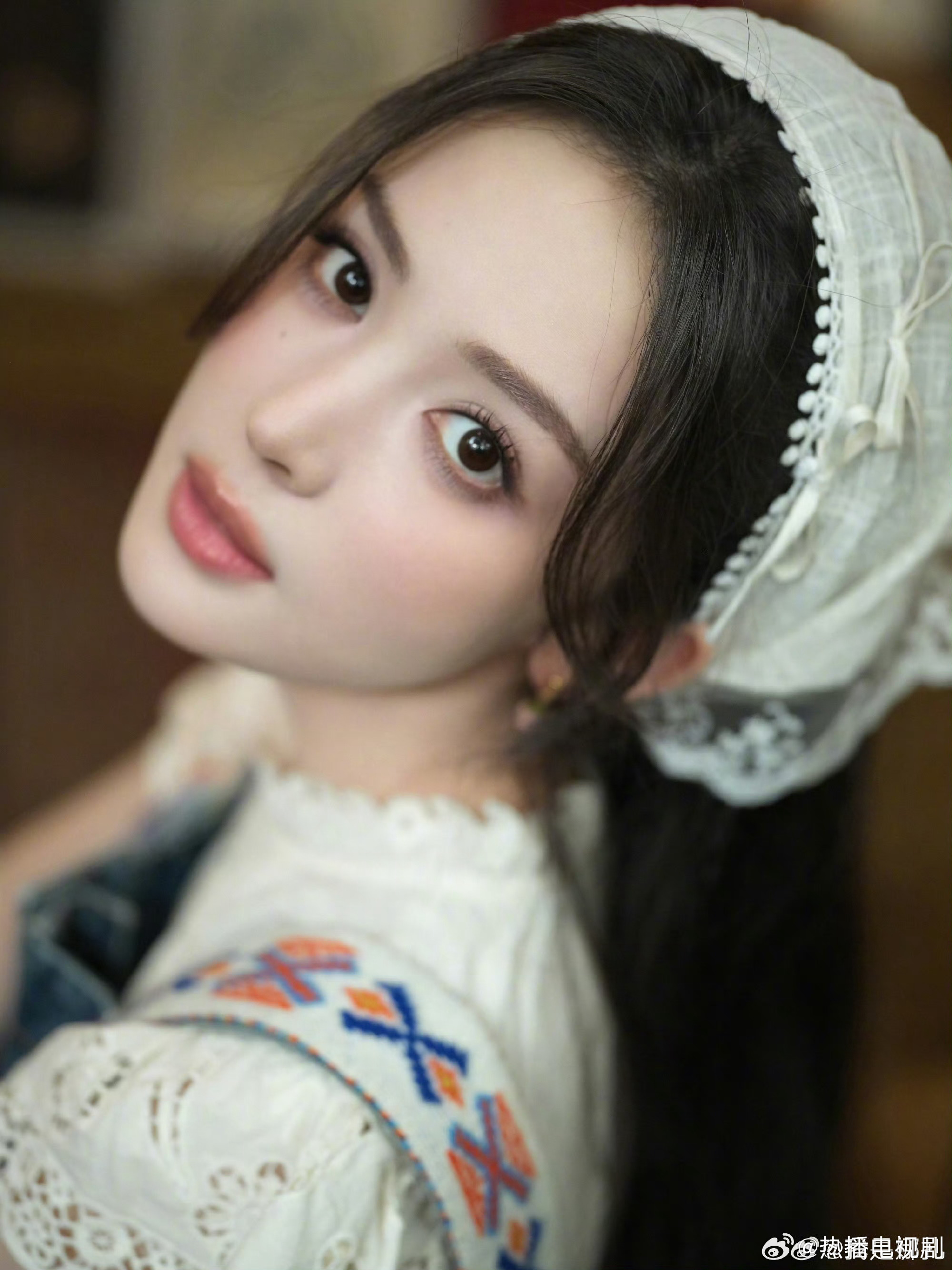 娜扎画的自己像杨迪娜扎画自画像，画完直接撞脸杨迪。颜值无可挑剔，绘画天赋算是一点