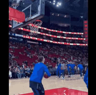 这种球，东契奇是怎么瞄准的[捂脸]感觉像是更立体的台球，借了一库以后落袋[捂脸]