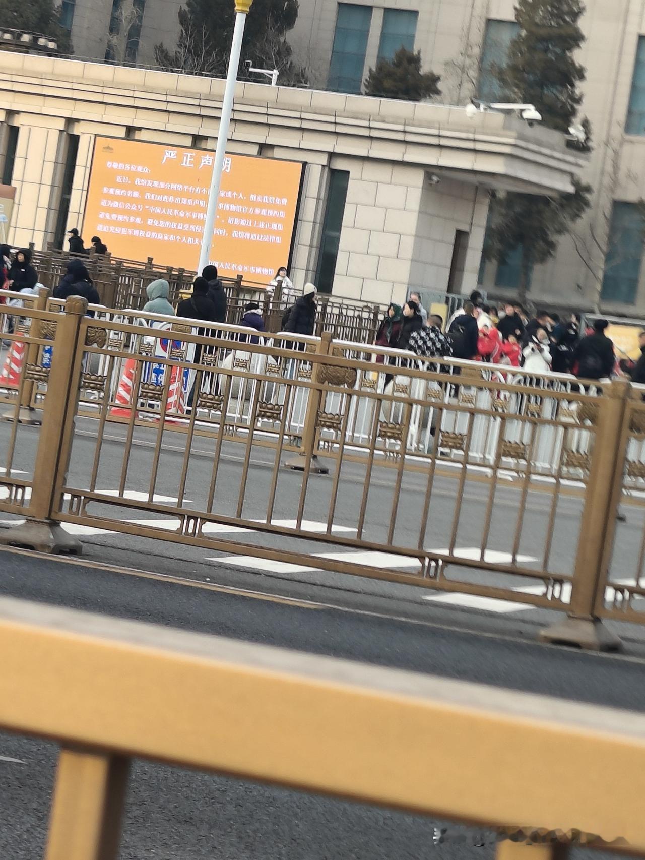 现在，都吃饱了，穿暖了。
但是，什么都不满足了。
整天的这也不顺眼，那也不如意。