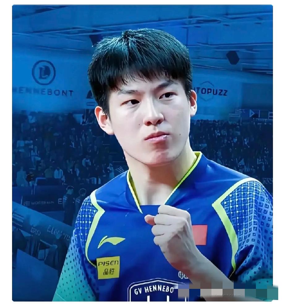 有点心疼啊！
温瑞博昨晚刚拿下男单冠军，
本该意气风发、
展望自己的赛场未来，可