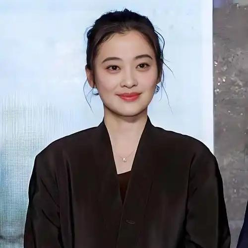 开年最忙的女演员梅婷，好几部大戏开播，简直开启霸屏模式。

先是《生命树》的开播